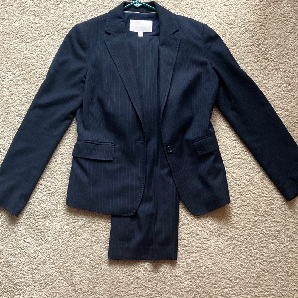 Banana Republic size 4P Dark Blue Pinstriped suit